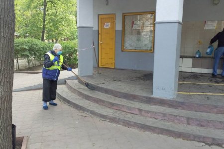 Коммунальщики проводят уборку и покраску городских бюветов