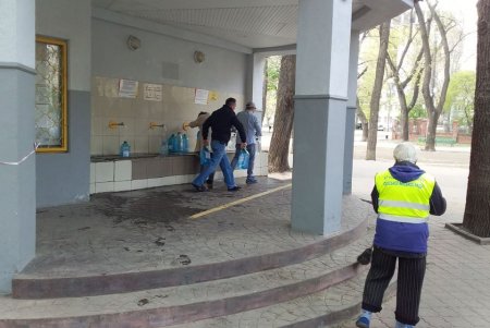 Коммунальщики проводят уборку и покраску городских бюветов