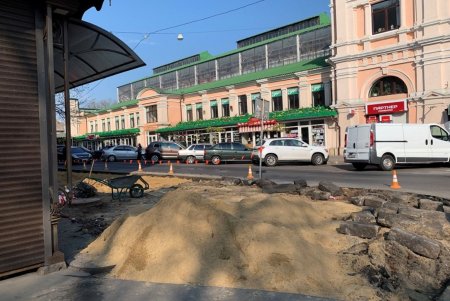 Возле Центра первичной медпомощи на Торговой асфальт заменят тактильной плиткой для слабовидящих (фото)