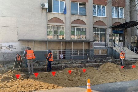 Возле Центра первичной медпомощи на Торговой асфальт заменят тактильной плиткой для слабовидящих (фото)
