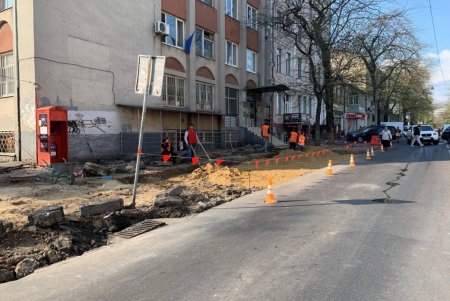 Возле Центра первичной медпомощи на Торговой асфальт заменят тактильной плиткой для слабовидящих (фото)