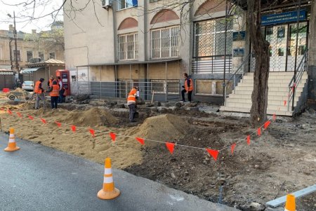 Возле Центра первичной медпомощи на Торговой асфальт заменят тактильной плиткой для слабовидящих (фото)