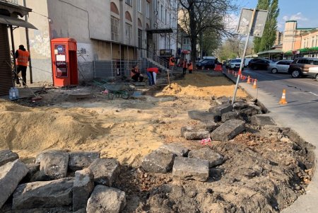 Возле Центра первичной медпомощи на Торговой асфальт заменят тактильной плиткой для слабовидящих (фото)