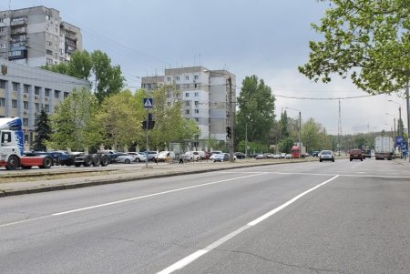 На улицах с интенсивным движением устанавливают новый светофор и обновляют дорожную разметку(фото)