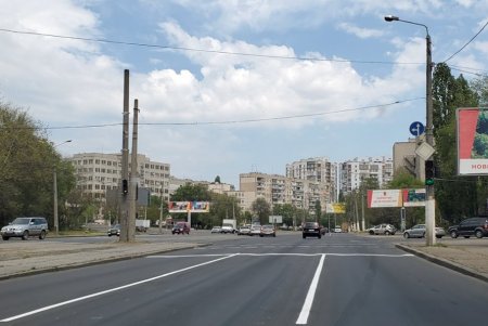 На улицах с интенсивным движением устанавливают новый светофор и обновляют дорожную разметку(фото)