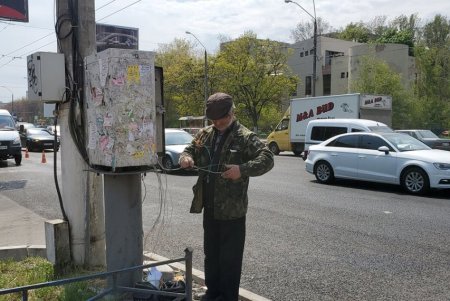 На улицах с интенсивным движением устанавливают новый светофор и обновляют дорожную разметку(фото)