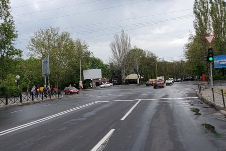 На улицах с интенсивным движением устанавливают новый светофор и обновляют дорожную разметку(фото)