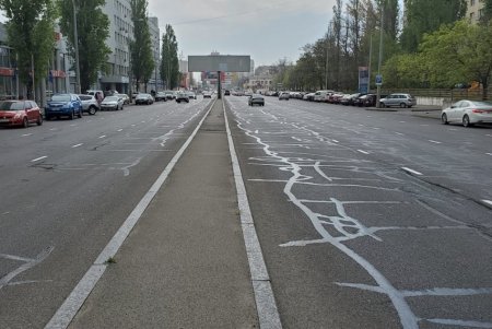 На улицах с интенсивным движением устанавливают новый светофор и обновляют дорожную разметку(фото)