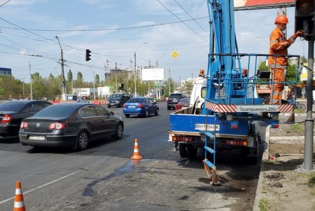 На улицах с интенсивным движением устанавливают новый светофор и обновляют дорожную разметку(фото)