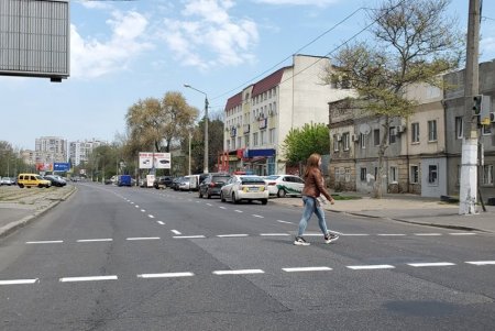 На улицах с интенсивным движением устанавливают новый светофор и обновляют дорожную разметку(фото)