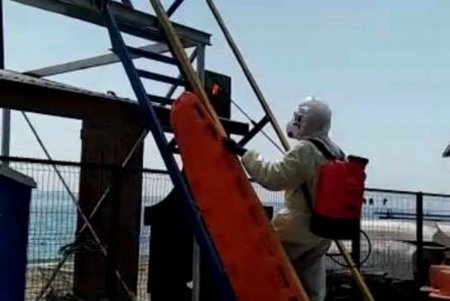 К началу курортного сезона в городе провели обследование морского дна на пляжах и установили спасательные базы (фото)
