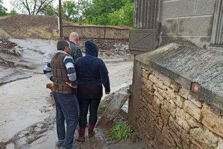 Непогода обрушилась на Одесскую область: подтоплены дома и повалены деревья (фото)