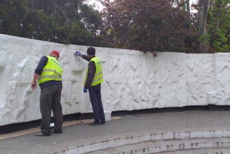 Коммунальщики привели в порядок памятный комплекс в Киевском районе города (фото)