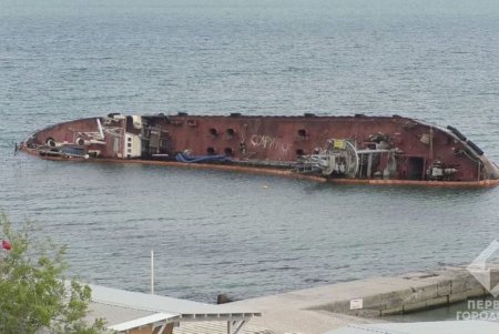 Возле танкера Delfi дежурит усиленный пост спасателей и патрульные катера (фото)