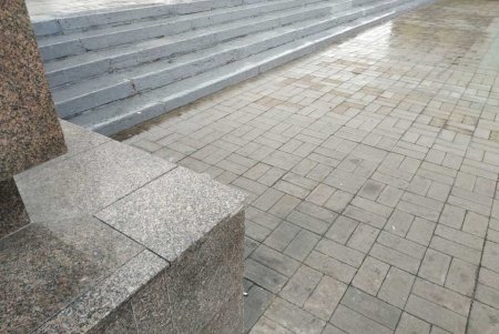 Коммунальщики восстановили поврежденный вандалами мемориал «Крылья Победы» (фото)