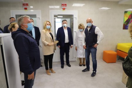 Одесской инфекционной больнице передали 50 тысяч масок, костюмы и защитные очки для врачей (фото, видео)