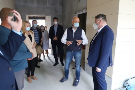 Одесской инфекционной больнице передали 50 тысяч масок, костюмы и защитные очки для врачей (фото, видео)