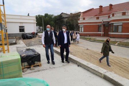 Одесской инфекционной больнице передали 50 тысяч масок, костюмы и защитные очки для врачей (фото, видео)