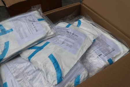 Одесской инфекционной больнице передали 50 тысяч масок, костюмы и защитные очки для врачей (фото, видео)