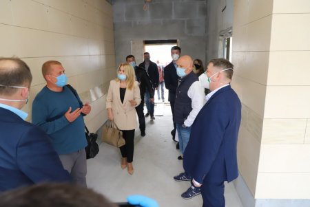 Одесской инфекционной больнице передали 50 тысяч масок, костюмы и защитные очки для врачей (фото, видео)