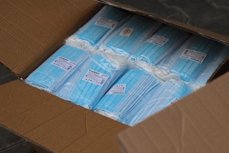 Одесской инфекционной больнице передали 50 тысяч масок, костюмы и защитные очки для врачей (фото, видео)