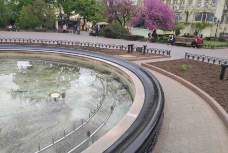 Коммунальщики приводят в порядок городские фонтаны и бюветные комплексы