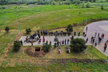 У памятника погибшим при обороне города шахтерам на Мемориале 412 батареи состоялась церемония перезахоронения (фото)