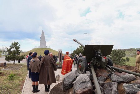 У памятника погибшим при обороне города шахтерам на Мемориале 412 батареи состоялась церемония перезахоронения (фото)
