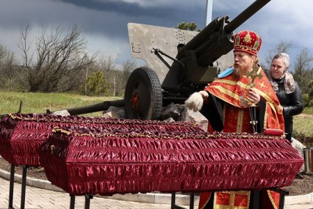 У памятника погибшим при обороне города шахтерам на Мемориале 412 батареи состоялась церемония перезахоронения (фото)