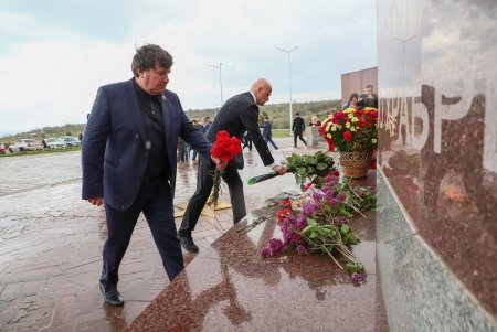 У памятника погибшим при обороне города шахтерам на Мемориале 412 батареи состоялась церемония перезахоронения (фото)