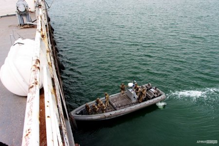 В Одесском порту бойцы морского спецназа ВМС освободили условно захваченное боевиками судно (фото)