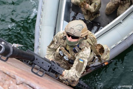 В Одесском порту бойцы морского спецназа ВМС освободили условно захваченное боевиками судно (фото)