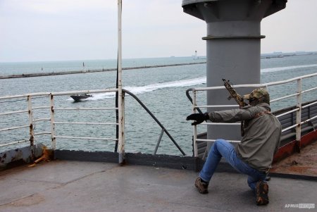 В Одесском порту бойцы морского спецназа ВМС освободили условно захваченное боевиками судно (фото)
