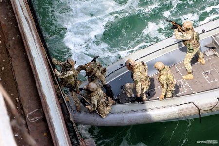 В Одесском порту бойцы морского спецназа ВМС освободили условно захваченное боевиками судно (фото)