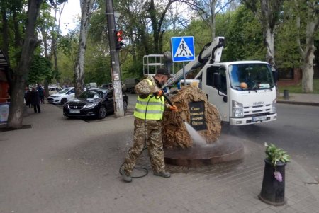 Ко Дню Победы коммунальщики приводят в порядок места памяти (фото) 