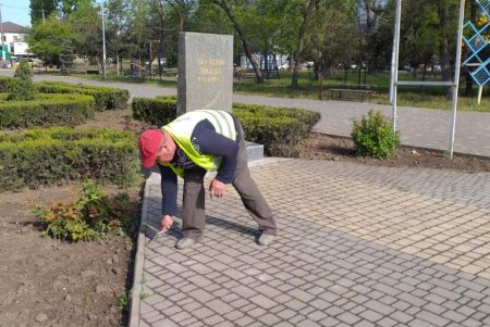 Ко Дню Победы коммунальщики приводят в порядок места памяти (фото) 