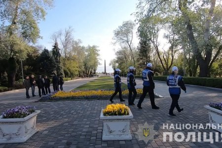 Около тысячи одесских полицейских и гвардейцев следят за порядком у мемориальных комплексов (фото, видео) 