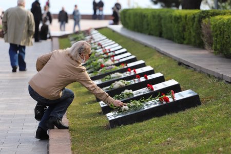 Одесский городской голова возложил цветы на Аллее Славы (фото)