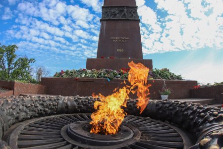 Одесский городской голова возложил цветы на Аллее Славы (фото)