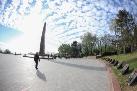 Одесский городской голова возложил цветы на Аллее Славы (фото)