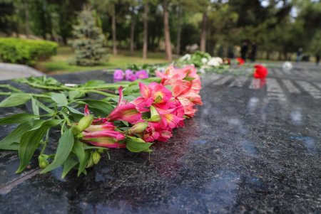 Одесский городской голова возложил цветы на Аллее Славы (фото)