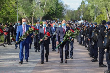 Одесский городской голова возложил цветы на Аллее Славы (фото)