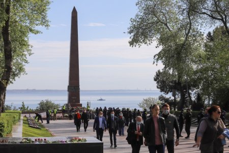 Одесский городской голова возложил цветы на Аллее Славы (фото)