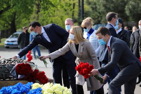 Одесский городской голова возложил цветы на Аллее Славы (фото)