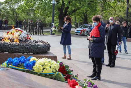 Одесский городской голова возложил цветы на Аллее Славы (фото)
