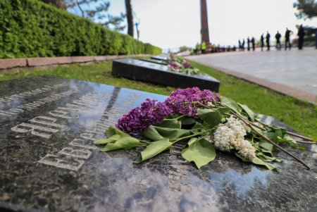 Одесский городской голова возложил цветы на Аллее Славы (фото)