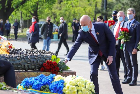 Одесский городской голова возложил цветы на Аллее Славы (фото)