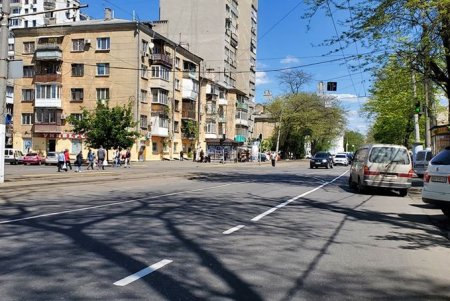 На двух улицах в Приморском районе коммунальщики нанесли свежую разметку (фото)