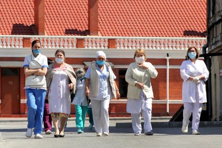 Возле инфекционной больницы муниципальный оркестр им. Салика дал концерт для медиков (фоторепортаж)