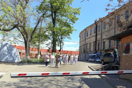Возле инфекционной больницы муниципальный оркестр им. Салика дал концерт для медиков (фоторепортаж)